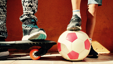 Skateboard und Fußball