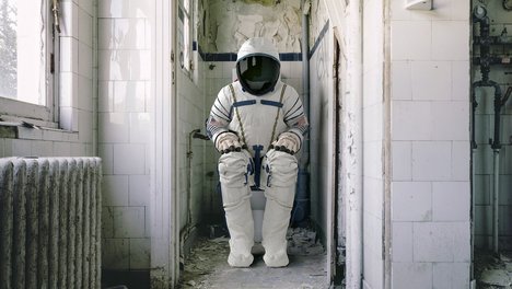 Astronaut auf Toilette